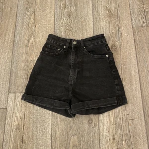 Svarta Jeansshorts  - Köpta för 4 år sedan på H&M. Säljer då de är för små för mig. Väl använda men inga defekter. Färgen är svart/grå.