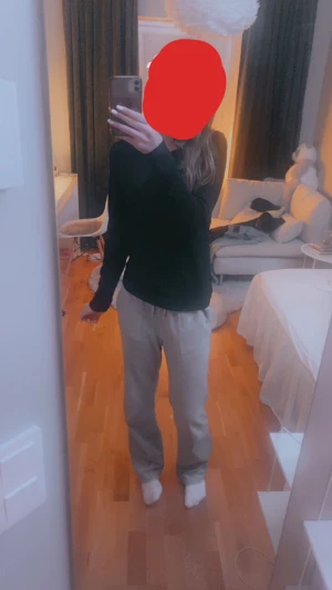 Grå Juicy byxor - Man kan komma med eget pris! Jag säljer nu mina gråa juicybyxor som jag köpte på kidsbrandstore. (Hade kunnat byta också) Dom är i storlek 14-15år. Men passar xs/s också! Jag säljer dom pga att dom börjar bli för korta för mig. Kan skicka fler bilder!!