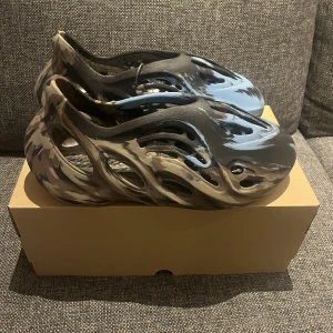 YEEZY FOAM RUNNER MX CINDER - Yeezy Foam Runner MX Cinder. Helt oanvända, storlek 44 1/2. Små i storleken, passar till dem som har 42 1/2 - 43. Köpta från Adidas Confirmed appen så kvitto mm finns. 
