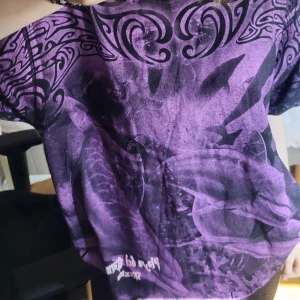 lila grunge t-shirt - cool t-shirt med tryck över hela fram och baksida! köpt från retro, använd 1 gång o tröjan är i finskick. jag är ca 174cm. DM för fler bilder 💓
