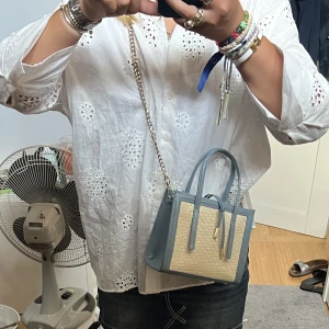 Zara väska  - Perfekta väskan nu i sommar från Zara🌸köpt för 1 år sedan, välldigt bra skick. Köpt för 400kr. Den ser liten ut men är ändå rymlig och man får plats med mycket!