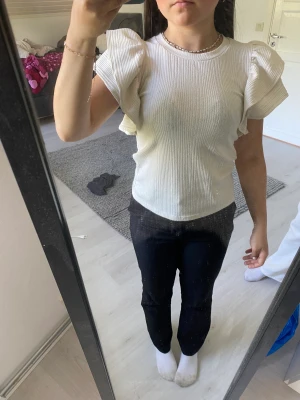 Zara tröja  - Jättesnygg tröja från zara nästan aldrig använd. Säljer för 100 storlek s 