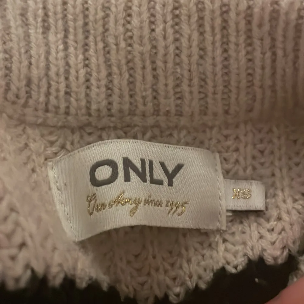 Säljer denna jättefina stickade tröjan som jag tyvärr inte använder längre.💕är i storlek xs och från märket ONLY.. Stickat.