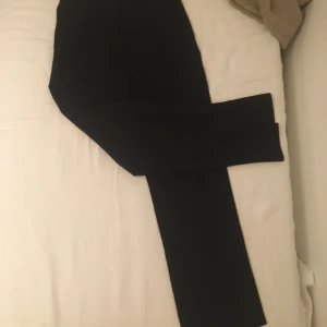 Kostymbyxor NA-KD 36 - Svarta kostymbyxor från nakd. Använda fåtal gånger och är i fint skick. De har pressveck och en slits där bak. Strl 36.