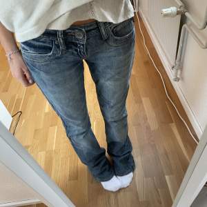 Superfina unika lågmidjade jeans från Ltb. Jättebra skick och enbart använda ett fåtal gånger. Frakt tillkommer☺️