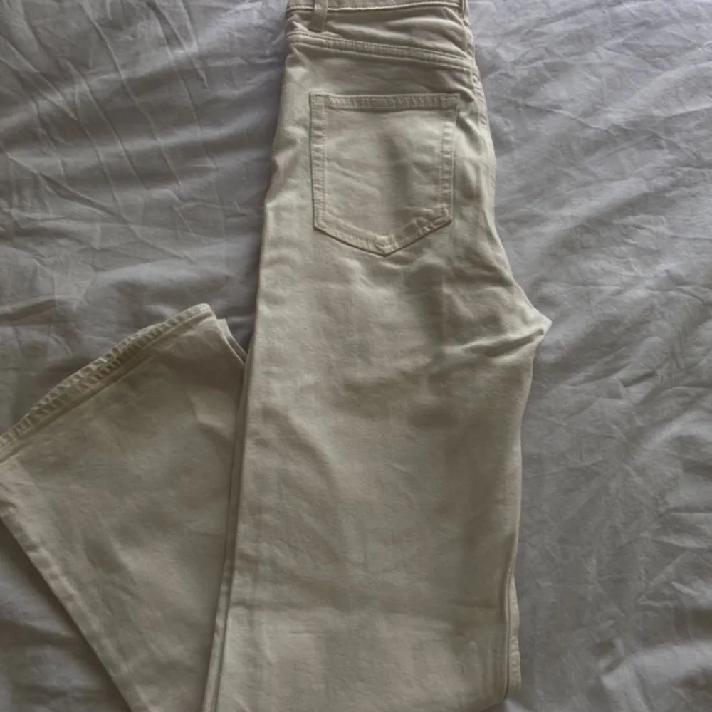 Sjukt snygga vida vita jeans från H&m. Är 159 cm lång och dessa jeans följer enda ned till tårna vilket jag personligen föredrar. Köptes för 300 kr och säljs för 110kr. Dessa jeans är väldigt somrig och passar perfekt till många snygga outfits. . Jeans & Byxor.