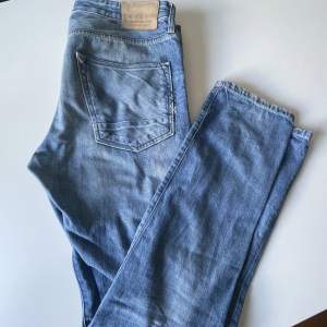 Snygga vintage jeans från scotch and soda. De är typ regular fast lite lite mer slim skulle jag säga. Skick 8/10