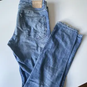 Snygga vintage jeans från scotch and soda. De är typ regular fast lite lite mer slim skulle jag säga. Skick 8/10