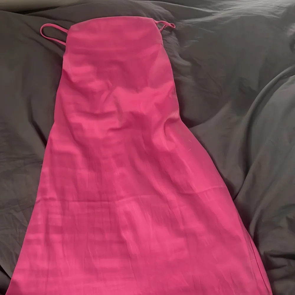 Jättefin rosa klänning som e öppen i ryggen. Var lite förstor så använd endast 1 gång . Klänningar.