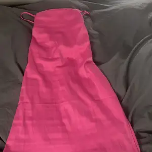 Jättefin rosa klänning som e öppen i ryggen. Var lite förstor så använd endast 1 gång 