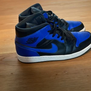 Jordan 1 mid ”Hyper Royal” - Låda finns. Har används ett par gånger men har stått oanvända ett tag nu. Jag köpte de 2021 på JD sports.
