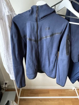 Nike tracksuit - Mörkblå nike tracksuit i strl m, använd ganska mycket men i bra skick