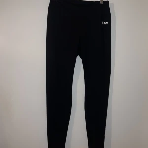 Scrunch tight ICIW - Scrunch tights från ICIW, tyvärr lite för små för mig så kan ej ha dom jag köpte dom på deras hemsida för 699kr för ett par månader sedan, dom är helt nya och bara legat i garderoben, dom är i storlek XLKom gärna med prisförslag