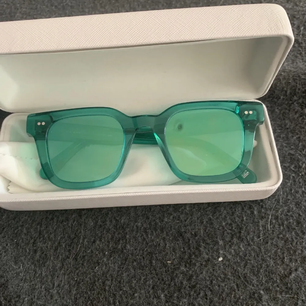Hej! Jag säljer dessa fina solglasögon då jag inte är nöjd med färgen. Detta är en färg som inte säljs längre och den heter aqua. De är knappt använda och jag skulle säga att de är i 9/10 skick. Skriv om du har några frågor.. Accessoarer.