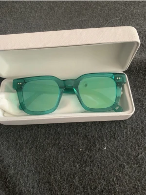 Chimi 04 aqua - Hej! Jag säljer dessa fina solglasögon då jag inte är nöjd med färgen. Detta är en färg som inte säljs längre och den heter aqua. De är knappt använda och jag skulle säga att de är i 9/10 skick. Skriv om du har några frågor.