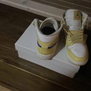 Jordan 1 mid WMNS - Jordan 1 mid WMNS använd 3-5 gånger box får man med kan mötas upp på Gotland eller så kan jag skicka ut.