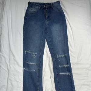 High waisted straight leg - Några mörkblåa as fina byxor💞 Får din kropp att se bomb ut och jätte skönt material. Passar för folk med långa ben och sitter jätte fint vid bakdelen! Knappt använd, bara 1-2 gånger. Tight vid midjan och ger fin hourglass figure 🙌🏽Pris kan diskuteras💕