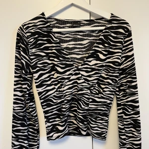 Blus - Zebra-inspirerad blus från Gina. Andvänd 1 gång tror jag⚡️