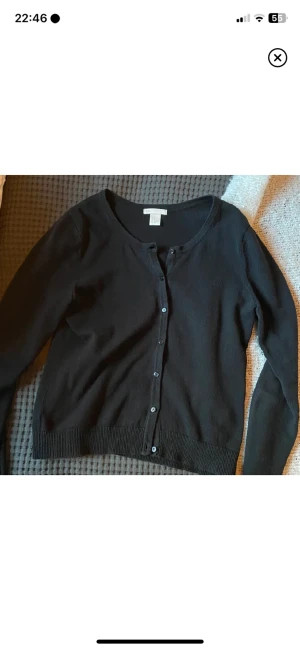 Kofta - Säljer denna jättefina koftan från Hm då den inte kommit till användning❤️
