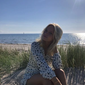 Neo Noir klänning  - Superfin Midi klänning från märket Neo Noir! Använd en gång så den är i superbra skick!!☀️☀️