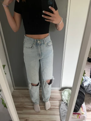 Jeans med hål - Jeans med hål från Gina. Använt skick