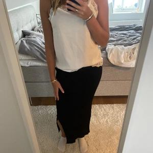 Svart långkjol zara - Säljer min helt oanvända långkjol från zara med slits med lappen kvar! Storlek M, passar mig som vanligtvis har s. Köparen står för frakten 💞🫶🏽