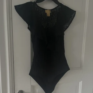 Svart body - Snygg spets body som passar till fest eller annat!! (String body)