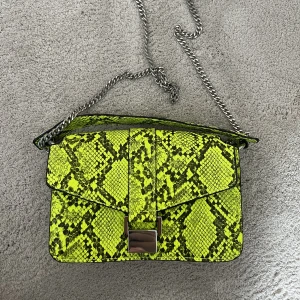 Zara väska - Säljer då den inte används. Köpt på zara för några år sedan. Köparen står för frakt 💕