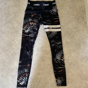 Träningstights - Träningstights från Stronger! Kollektionen ”Safari”. Andvända men ända defekten är på insidan se bild 3. (Inte noppriga)