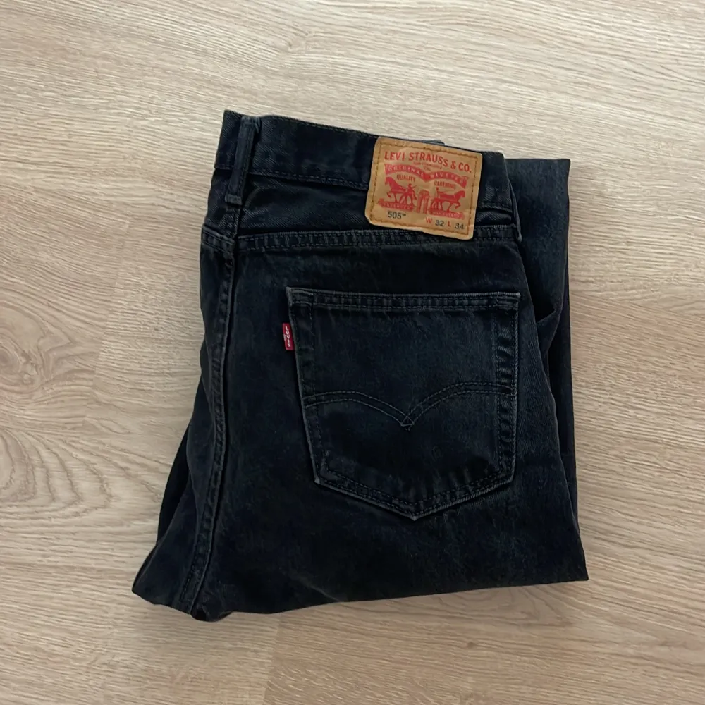 Säljer mina svarta Levis jeans köpta vintage i Paris ❤️‍🩹 dom är en aning stora på mig, är vanligtvis en 36 i byxor! Storlek: w32 l34. Jeans & Byxor.