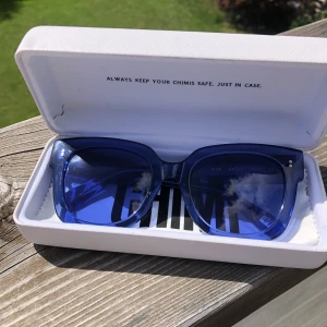 Chimi  - Chimis i jättefint skick i färgen Acai och modellen 008💙🌟Fodralet är lite sprucket som man ser på första bilden, men för övrigt helt🌟❤️Även duken följer med🌹Sänkt priset från 900:- till 700:-❗️❗️