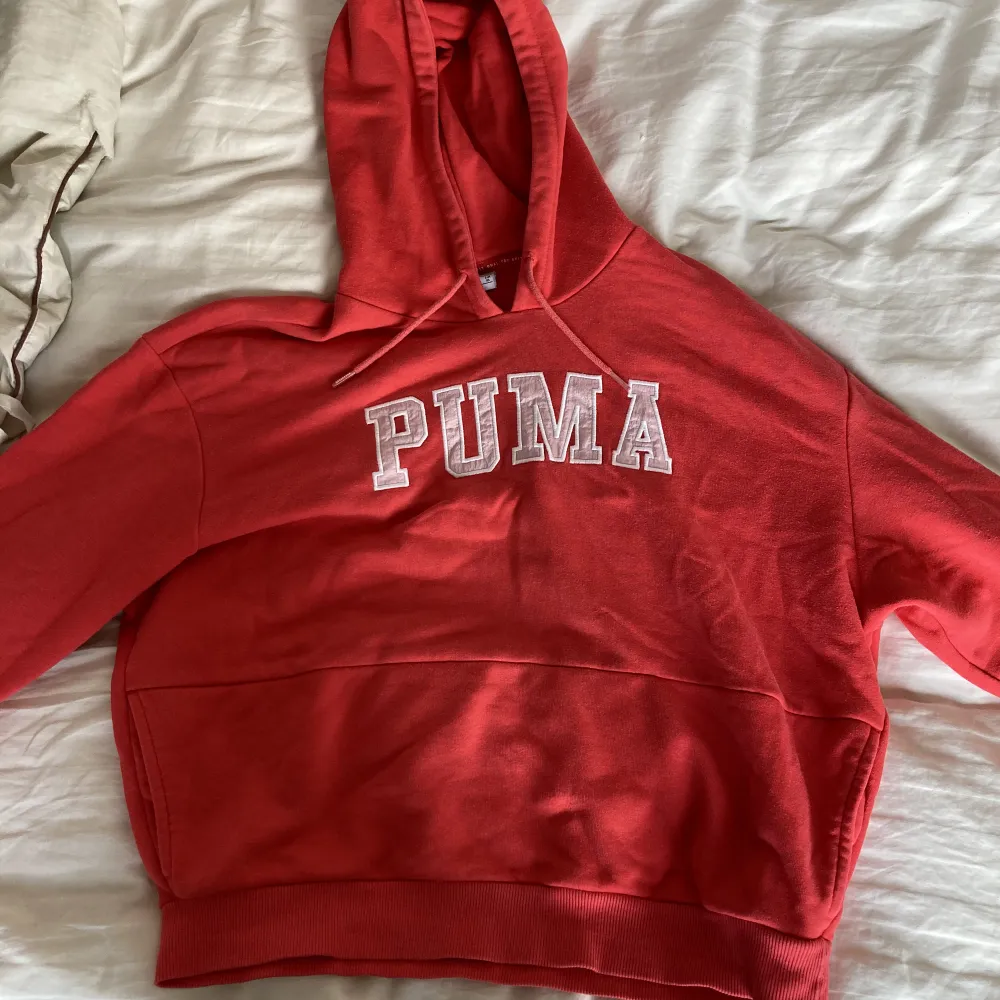 Säljer denna jättefina röda hoodie från puma från Bianca ingrossos kollektion. . Hoodies.