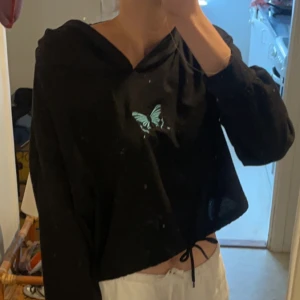 Superfin hoddie  - Siuperfin hoddie med fjärilsbrodyr, från shein.  Storlek M