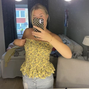Gul topp - Gul kjol som jag använt som en topp men är Minst lika fin som kjol. Kika även in min profil för mer plagg!
