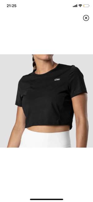 Croppad träningstshirt från ICIW, aldrig använt 😇 säljer andra träningskläder från ICIW 