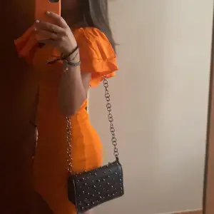 Orange klänning från Zara, köpt förra året men sparsamt använd