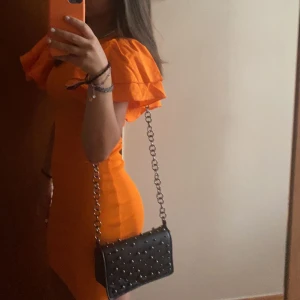 Orange klänning  - Orange klänning från Zara, köpt förra året men sparsamt använd
