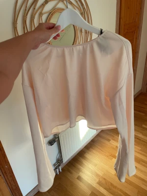 Blus satin  - Superfin blus Aldrig använd prislapp finns kvar  Ord pris 299 Passar S/M