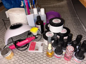 Nagel verktyg  - Hej jag säljer akryl nagel verktyg. Byggmaterial som är knappt använd även instruktioner.En el-fil och UV-lampa. Många borstar till bygga och även till design. Glitter, pärlor och folier. 5st fulla paket med löstipp. Allt som man behöver och mer. 