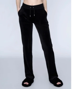 Svarta juicy byxor  - Säljer nu mina svarta juicy byxor eftersom ja jag bytt stil och it gillar hur dom sitter på mig❤️ Dom har ett litet hål på knäet men man ser knappt de❤️ Köpte dom av en Annan tjej på plick för några månader sen! Skriv om Dueee undrar nåt❤️