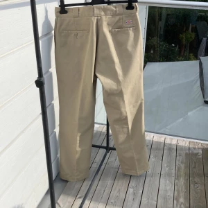 Chinos Dickies - Jättefina byxor säljes, så gott som oanvända i strl 34-32, beige. 