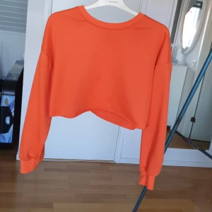 Orange tröja  - Orange slapp magtröja i S,  Köpte den ett tag sedan men den har tyvärr inte blivit använd och bara legat i gaderoben 