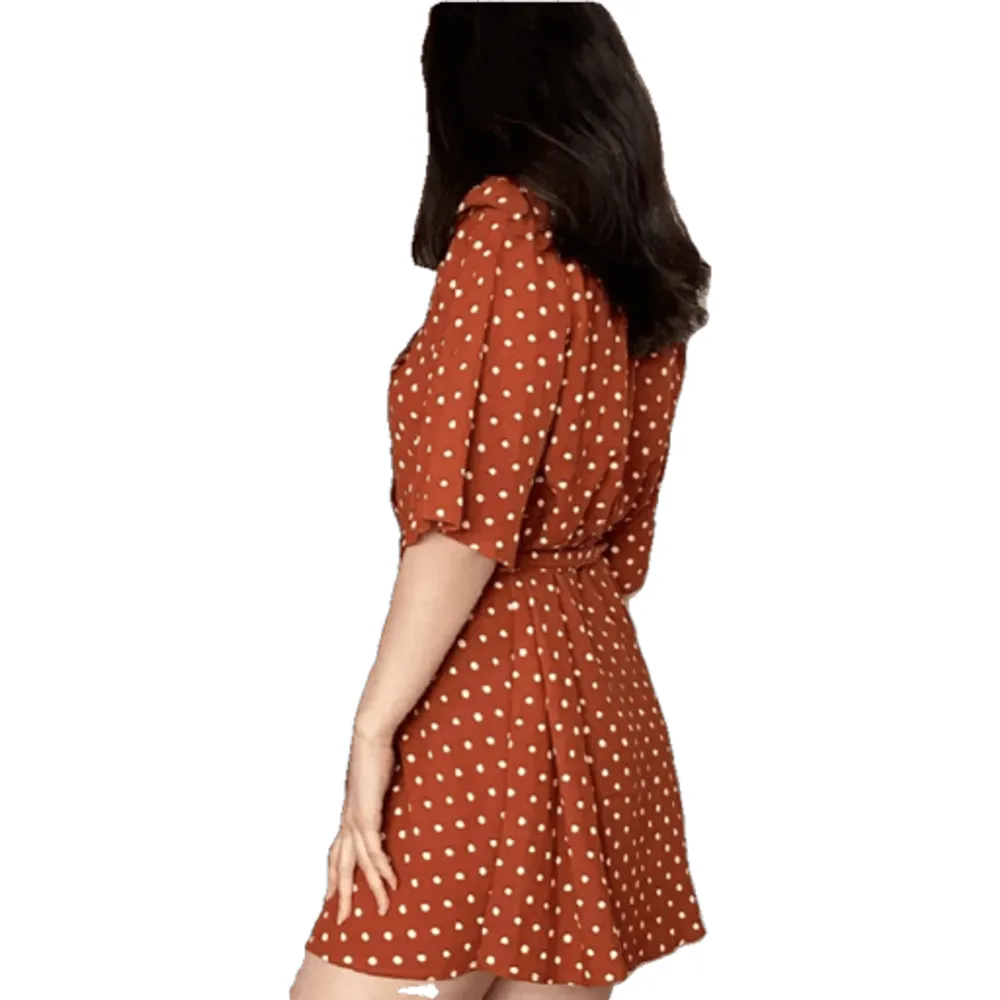 Säljer denna klänning från prettylittlethings i storlek 36 som sällan kommer till användning. . Klänningar.