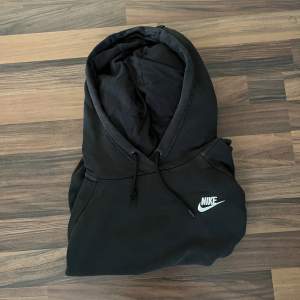 Svart Nike hoodie i storlek S. Den är trasig vid snöret som man ser på bild 1. 