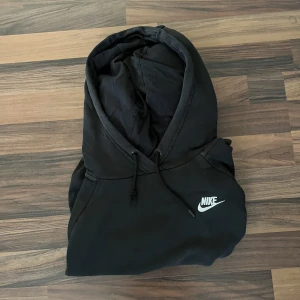 Nike hoodie - Svart Nike hoodie i storlek S. Den är trasig vid snöret som man ser på bild 1. 