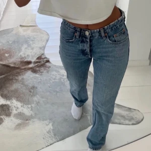 Zara jeans  - Säljer super snygga jeans från zara! 🩵 passar toppen på mig som är 164 lång! 🩵 Superfint skick och sparsamt använda, hör av er för mer bilder och frågor 🩵 Tvättas såklart innan postning! 🩵 Nypris: 399kr! 🩵 Egna prisförslag är välkomna!🩵(Lånad första bild)