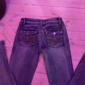Miss me dupe  - Super snygga jeans säljer då de inte kommer till användning, storlek S! Måttet runt midjan är ungefär 84, innerben måttet är 86 cirka. Straightleg