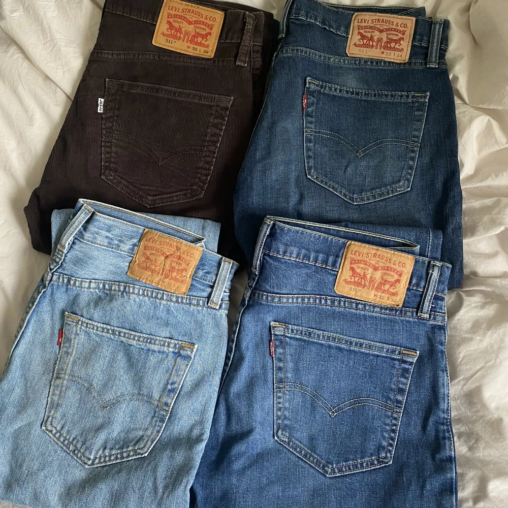 Fyra par levis jeans i lite olika storlekar (se bild 2), bara att skriva för mått eller fler bilder! 350kr/st💕alla är i modell 511 förutom dom ljusblåa som är 501 i strl 31/32🫶🏼. Jeans & Byxor.