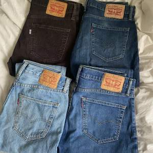 Fyra par levis jeans i lite olika storlekar (se bild 2), bara att skriva för mått eller fler bilder! 350kr/st💕alla är i modell 511 förutom dom ljusblåa som är 501 i strl 31/32🫶🏼