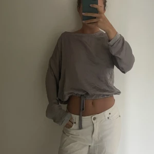 Satin långärmad från Zara - Otroligt skön grå/lila/silver långärmad tröja säljes från Zara med knyte i midjan💜